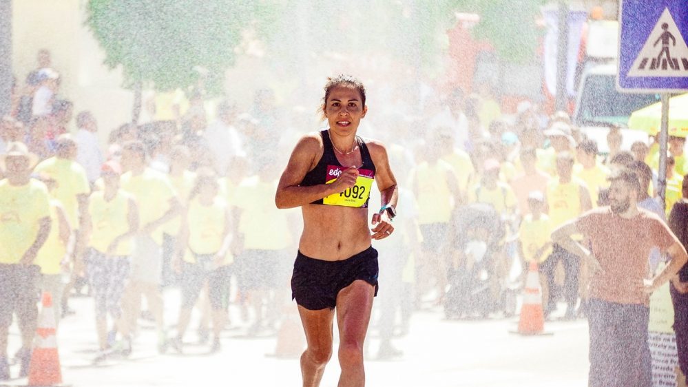 girl-running-in-marathon